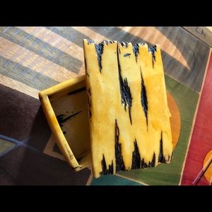 Unique box with lid 4 1/2 x 3x2 in